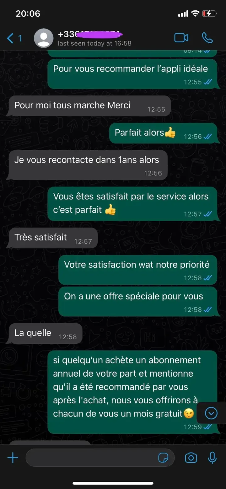 Avis client WhatsApp : très satisfait, il prévoit de renouveler dans un an.